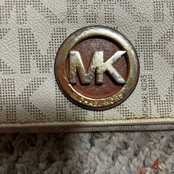 Michael Kors Vanilla/Beige Signature Canvas Fulton Flap Continental Wallet - Picture 2 of 14